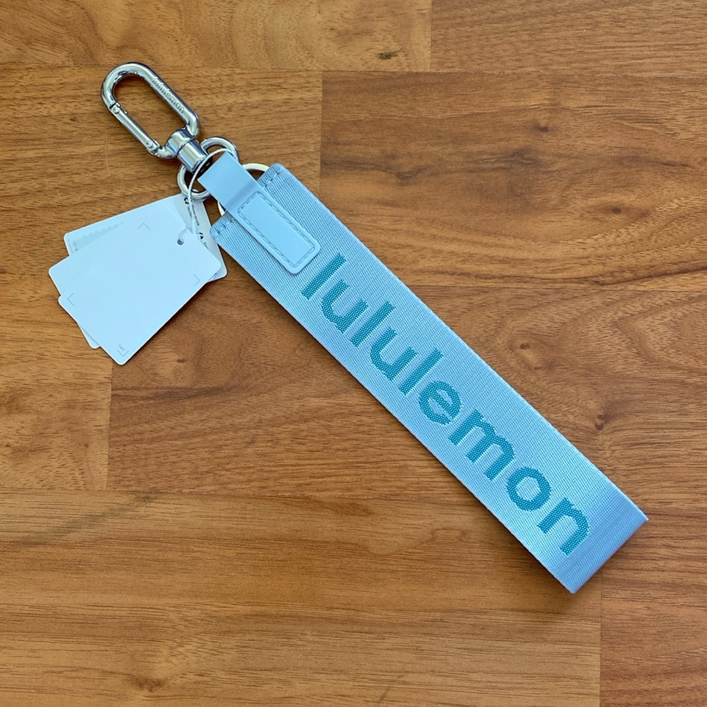 ❤️ Lululemon Never Lost Keychain NWT - Picture 4 of 6